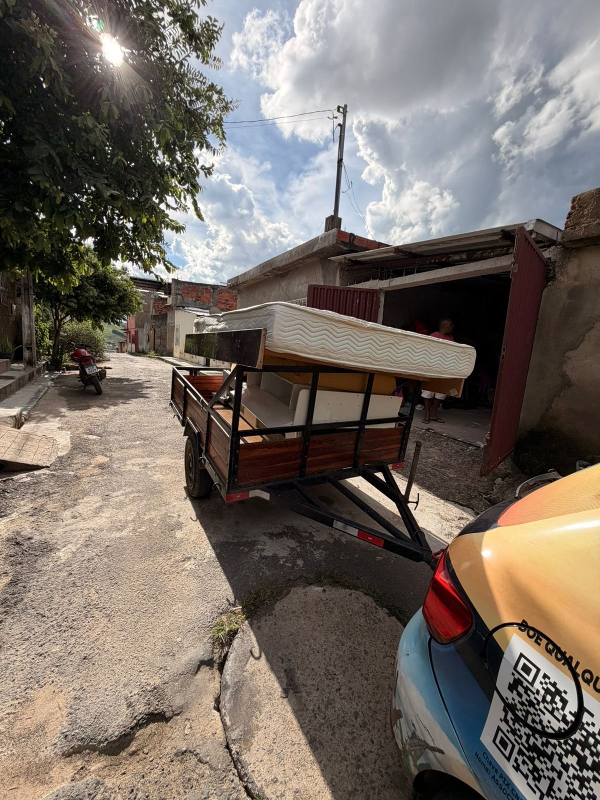 Carro carregado de doações