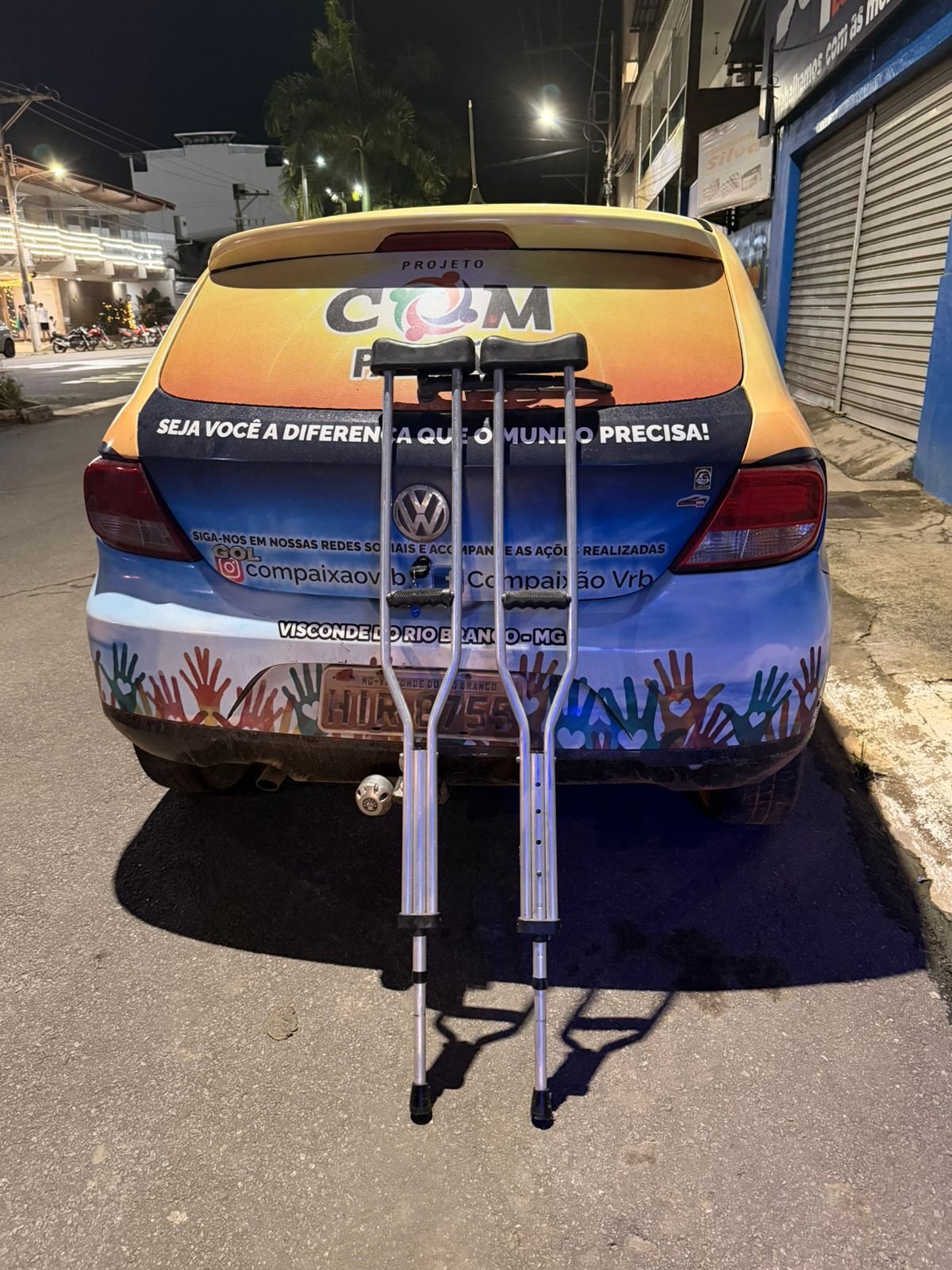 Par de muletas apoiado em um carro